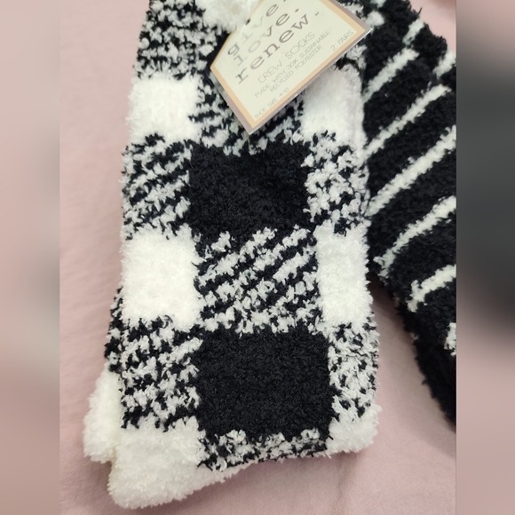 Give. Love. Renew. Women's 4-Pair Bundle Lounge Cozy Fuzzy Crew Socks- One Size - Picture 4 of 7